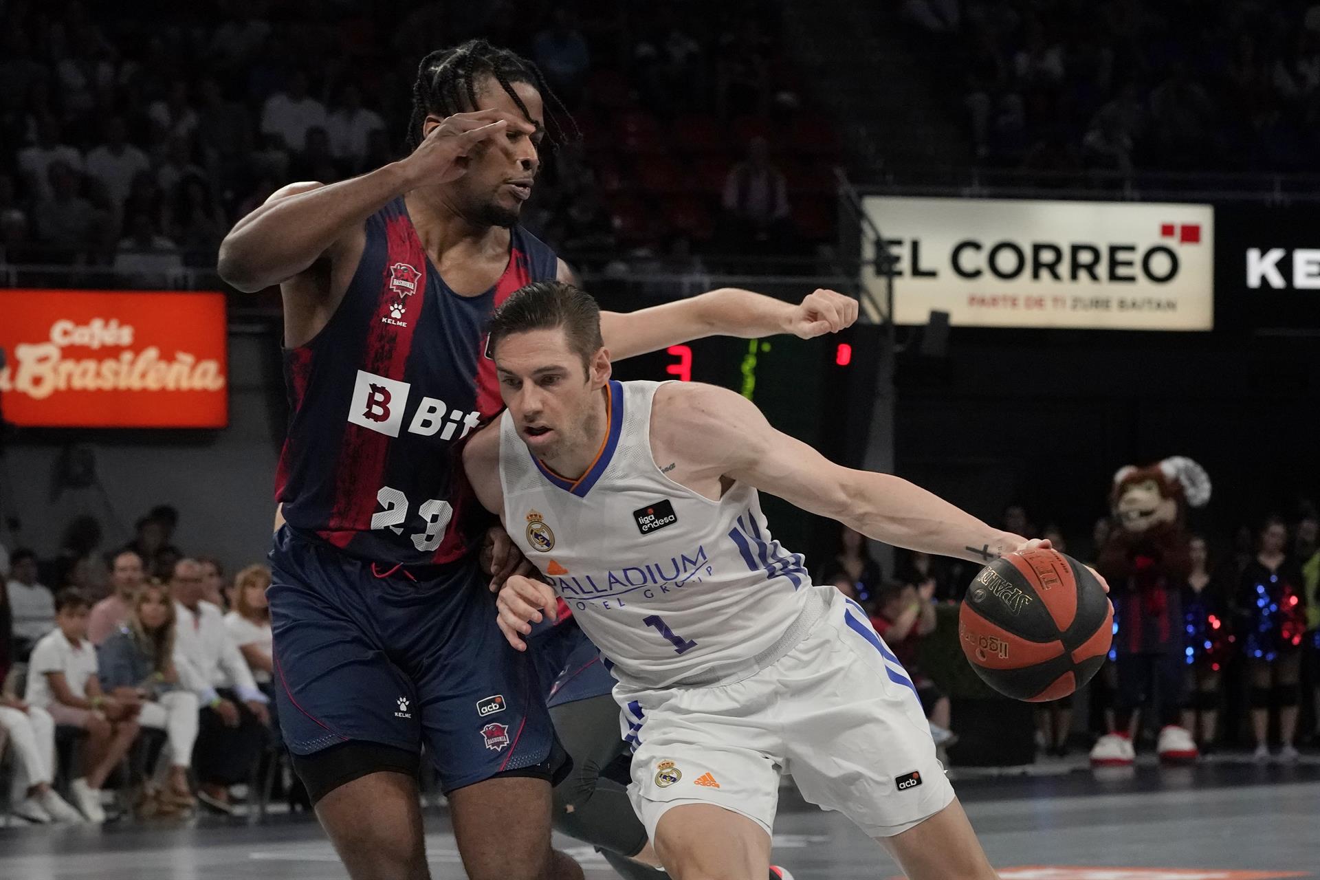 El pívot estadounidense del Bitci Baskonia Steven Enoch (i) pelea una posesión con el escolta francés del Real Madrid Fabien Causeur (d) durante el tercer encuentro correspondiente a la eliminatoria de playoffs entre el Baskonia y el conjunto blanco disputado en Vitoria el pasado 7 de junio. EFE / L. Rico
