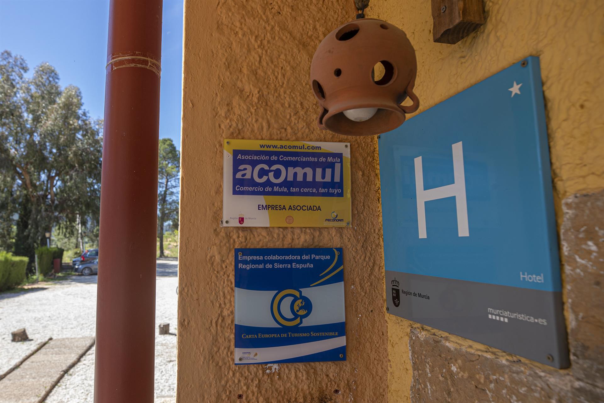 Placa acreditativa de la Carta Europea de Turismo Sostenible de la hospedería rural de Casas Nuevas en el municipio murciano de Mula, en una fotografía de archivo. EFE/Marcial Guillén
