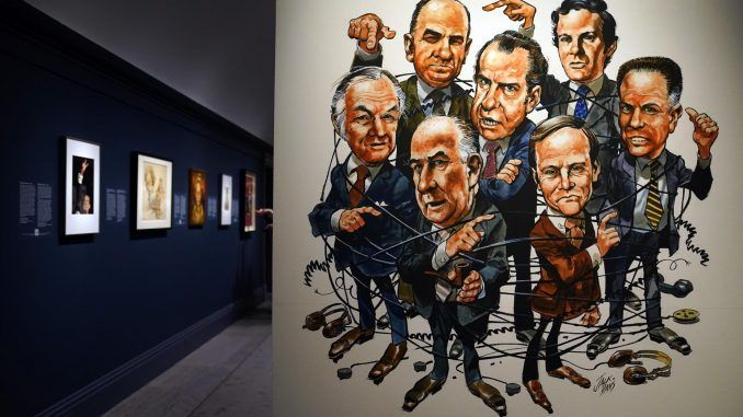 Una caricatura que ocupó la portada de la revista Time en abril de 1973 se exhibe en la muestra "Watergate: Retrato e Intriga" en la Galería Nacional de Retratos de Washington. La exposición presenta ilustraciones por el 50 aniversario del escándalo Watergate, que resultó en la dimisión del ex presidente Richard Nixon. EFE/ Will Oliver
