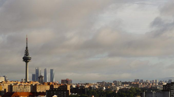 Vista del icónico Pirulí (i) y las Cuatro Torres, en Madrid, en una fotografía de archivo. EFE/Ballesteros
