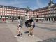 Turistas visitan la Plaza Mayor de Madrid, en una fotografía de archivo. EFE/J.J. Guillén