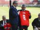 El exfutbolista chileno Jorge Toro (d) recibe una camiseta de manos del presidente de la Asociación Nacional de Fútbol Profesional (ANFP), Pablo Milad, durante un homenaje a la selección de fútbol de Chile que logró el tercer puesto en el Mundial de 1962. Foto de archivo. EFE/Alberto Valdés