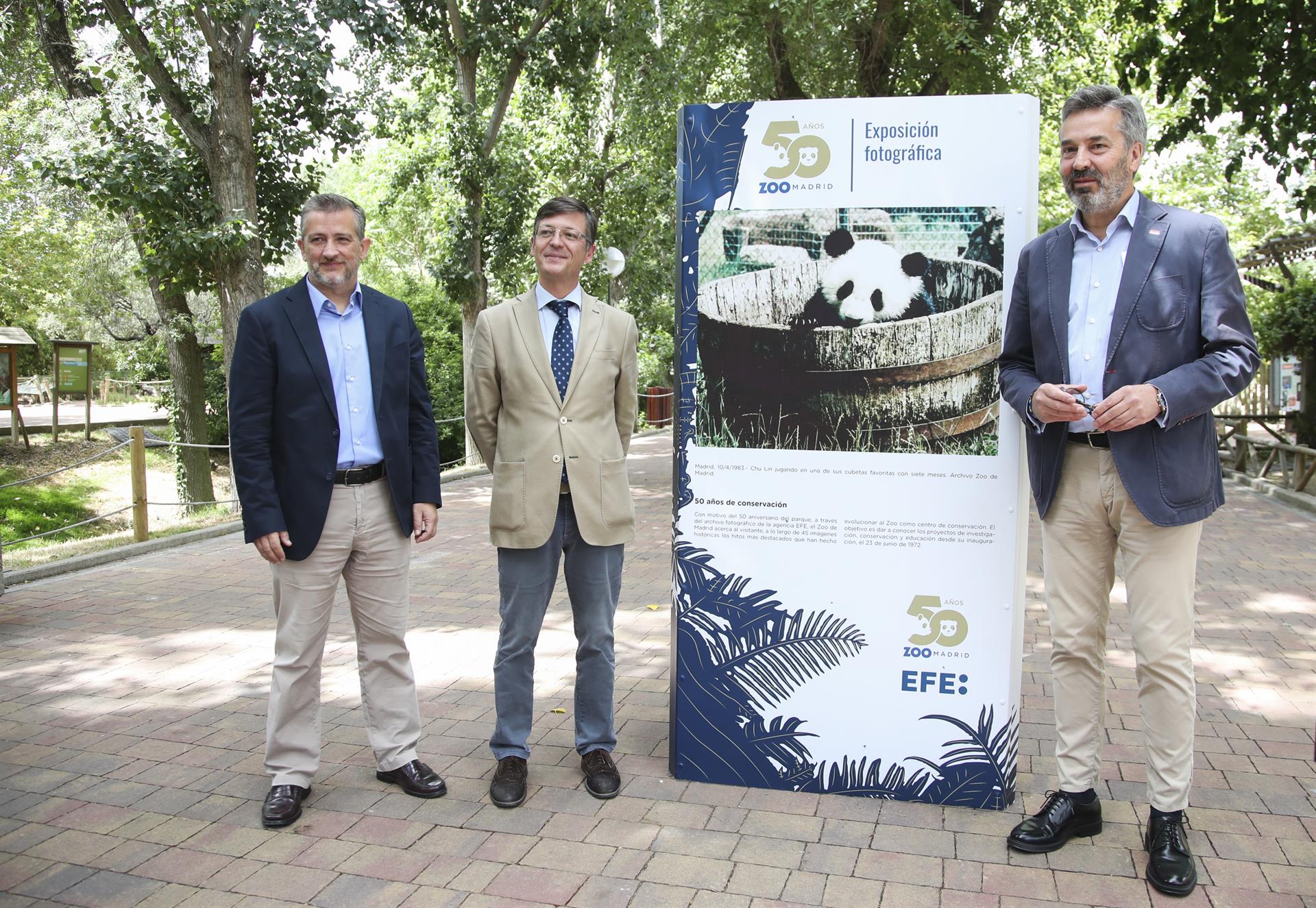 Enrique Pérez (d), director del Zoo de Madrid, hoy, 23 de junio de 2022, durante el acto de presentación de la exposición de fotografías de Efe con motivo del 50 Aniversario del Zoo, en Madrid. EFE/David Fernández
