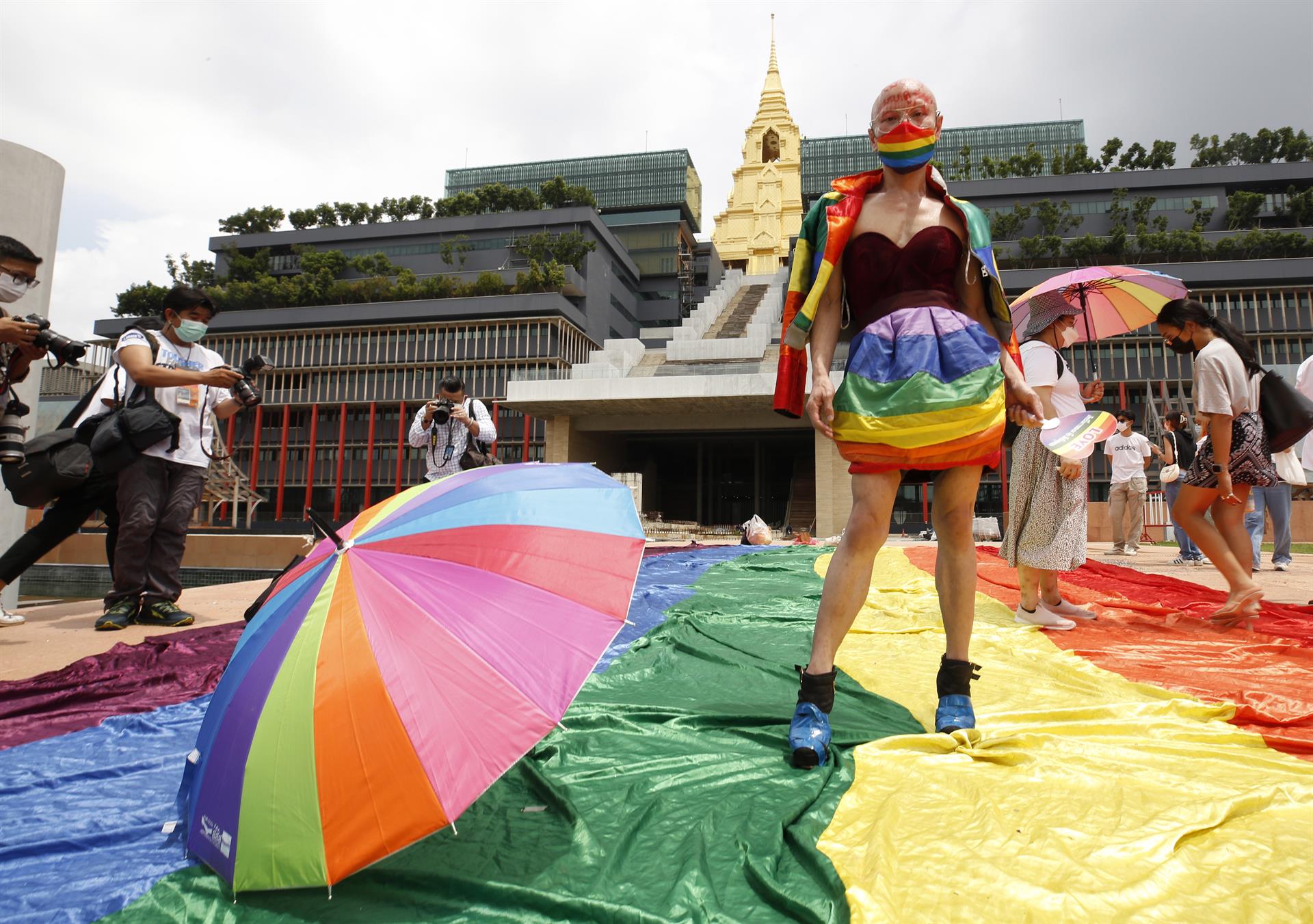 Activistas LGBTQI+ se manifiestan delante del Parlamento tailandés. EFE/EPA/NARONG SANGNAK
