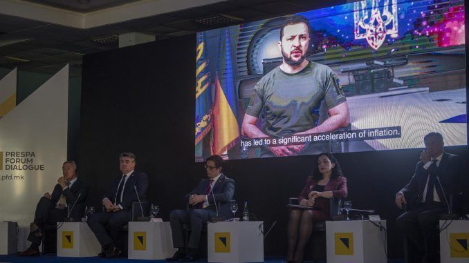 El presidente ucraniano, Volodymyr Zelenski, en una intervención por videoconferencia ante un foro de dialogo en Ohrid, en Macedonia del Norte, este pasado jueves. EFE/EPA/GEORGI LICOVSKI