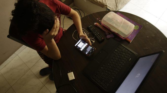 Una niña con un teléfono móvil en una imagen de archivo. EFE/Carlos Lemos
