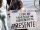 Una niña sostiene un cartel durante una protesta frente al teatro Microsoft, donde se realiza la ceremonia de inauguración de la IX Cumbre de las Américas, en Los Ángeles, California (EE.UU.), este 8 de junio de 2022. EFE/EPA/Etienne Laurent