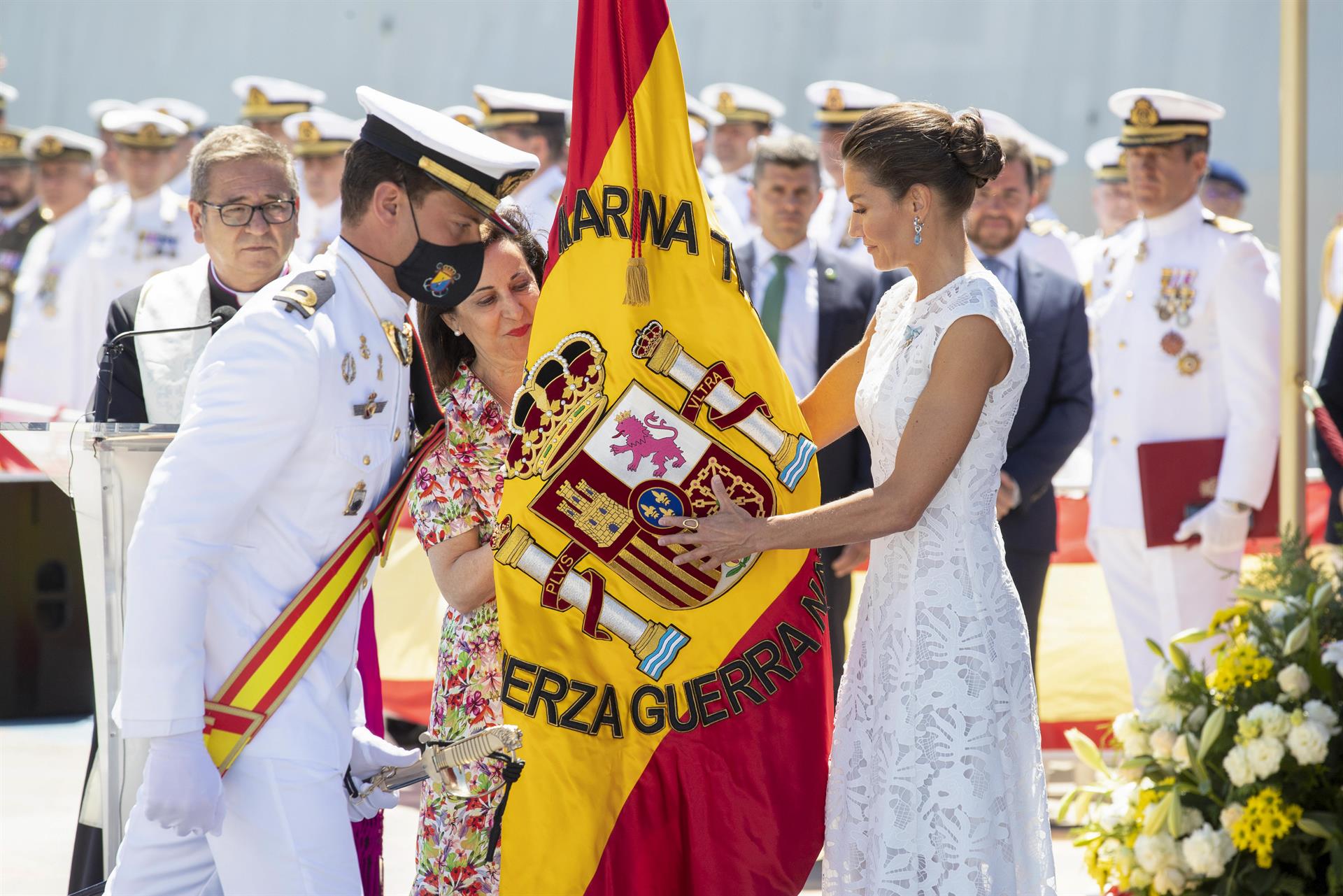 La reina Letizia y la ministra de Defensa, Margarita Robles (c), durante el acto de entrega de la bandera nacional a la "Fuerza de Guerra Naval Especial" de Infantería de Marín, con base en La Algameca (Cartagena), este martes, en el muelle Juan Sebastián Elcano de Cartagena. EFE/Marcial Guillén
