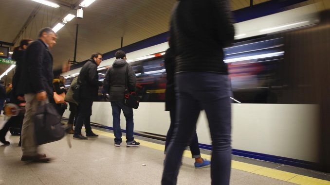 Imagen de archivo de viajeros en el andén de la estación de Nuevos Ministerios. EFE/J.P. Gandul
