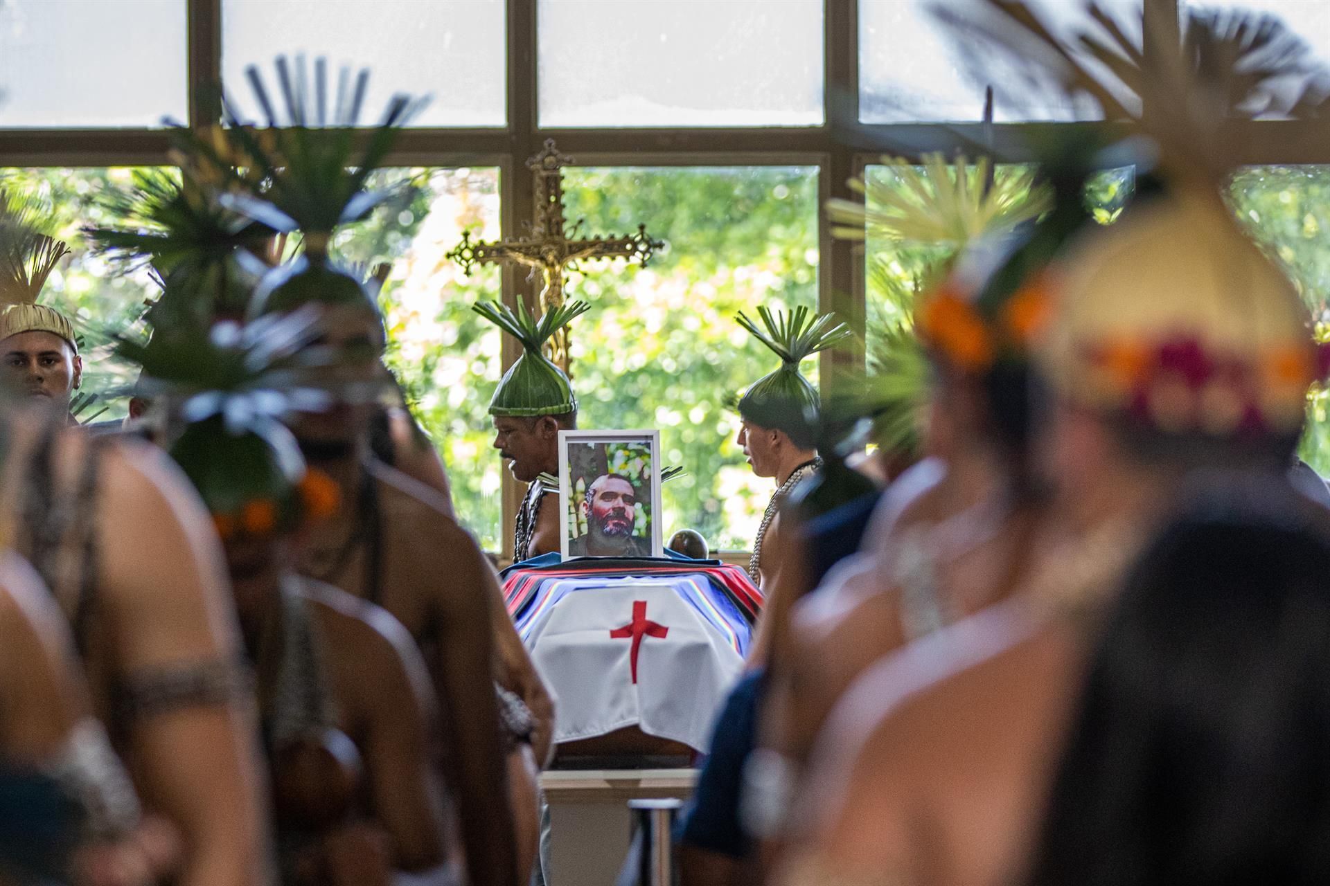 Indígenas y activistas participan en el funeral del indigenista Bruno Araújo Pereira hoy, en Recife (Brasil). Araújo Pereira fue asesinado junto al periodista británico Dom Phillips en una inhóspita zona de la Amazonía. EFE/ Carlos Ezequiel Vannoni
