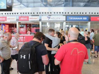 Largas colas ante el mostrador de Ryanair el pasado domingo en el Aeropuerto de Málaga-Costa del Sol, durante la tercera jornada de huelga de los tripulantes de cabina de esta compañía. EFE/Daniel Luque