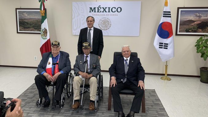 De izquierda a derecha, los veteranos Antonio Lozano, Roberto Sierra y Alberto Fernández Almada, y, de pie, el embajador mexicano en Corea del Sur, Bruno Figueroa. EFE/Andrés Sánchez Braun
