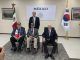 De izquierda a derecha, los veteranos Antonio Lozano, Roberto Sierra y Alberto Fernández Almada, y, de pie, el embajador mexicano en Corea del Sur, Bruno Figueroa. EFE/Andrés Sánchez Braun