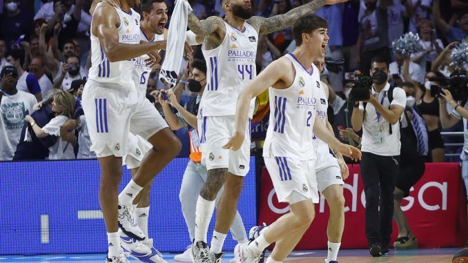 Los jugadores del Real Madrid celebran la victoria tras el cuarto partido de la final de la Liga Endesa. EFE/Sergio Pérez
