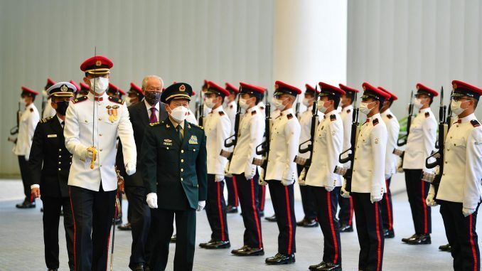 Imagen cedida por el Gobierno de Singapur del ministro chino de Defensa, Wei Fenghe, durante la cerimonia de bienvenida a Singapur. EFE/EPA
