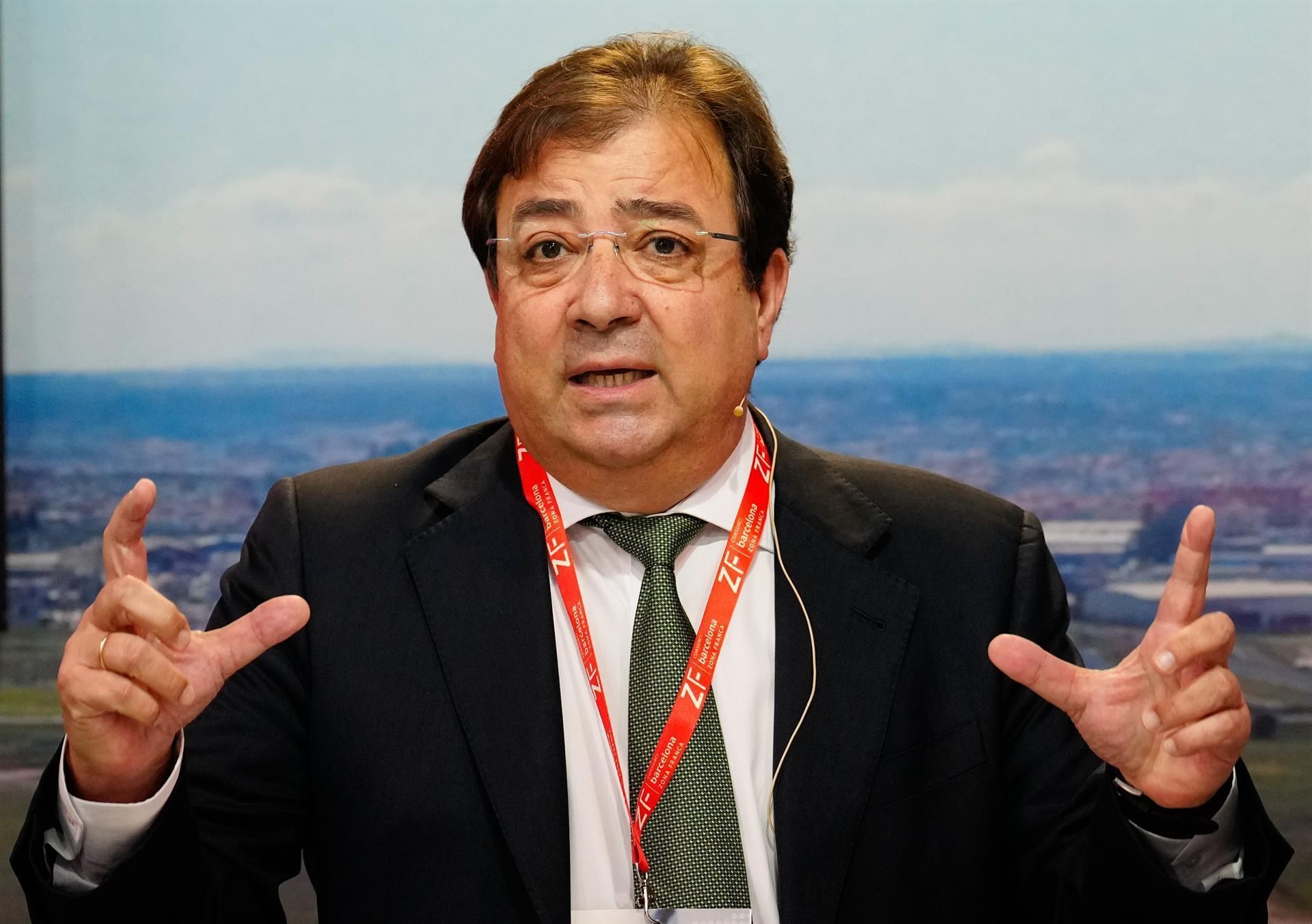 El presidente de la Junta de Extremadura, Guillermo Fernández Vara, durante la conferencia que ha ofrecido en el Salón de la Logística (SIL) que se celebra en Barcelona. EFE/Enric Fontcuberta
