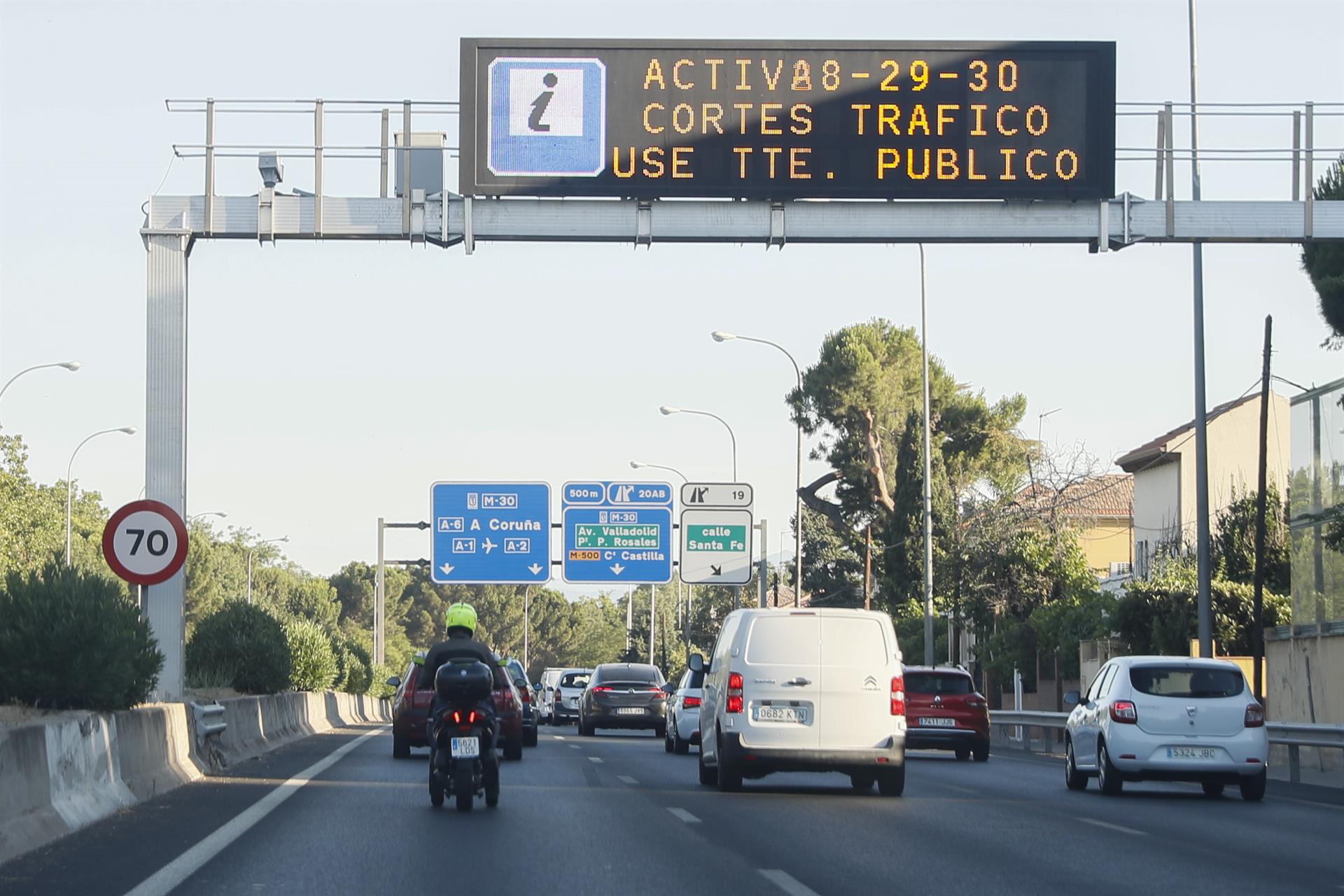 Madrid es desde ayer una ciudad blindada con el mayor despliegue de seguridad de la historia de España por la llegada de los jefes de Estado y de Gobierno que participan en la cumbre de la OTAN, que se celebra este miércoles y el jueves. La cita ha alterado la rutina diaria de los más de tres millones de madrileños que han visto afectada su movilidad por cortes de calles y controles policiales. EFE/ Mariscal
