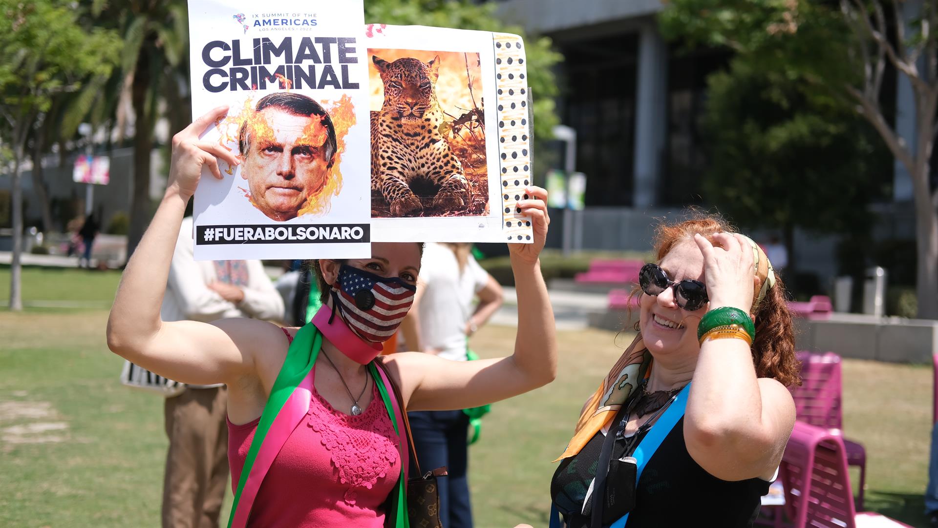 Manifestantes protestan en las inmediaciones del Ayuntamiento de Los Ángeles contra la reunión bilateral entre el presidente estadounidense, Joe Biden, y su homólogo brasileño, Jair Bolsonaro, con motivo de la IX Cumbre de las Américas. EFE/Javier Romualdo
