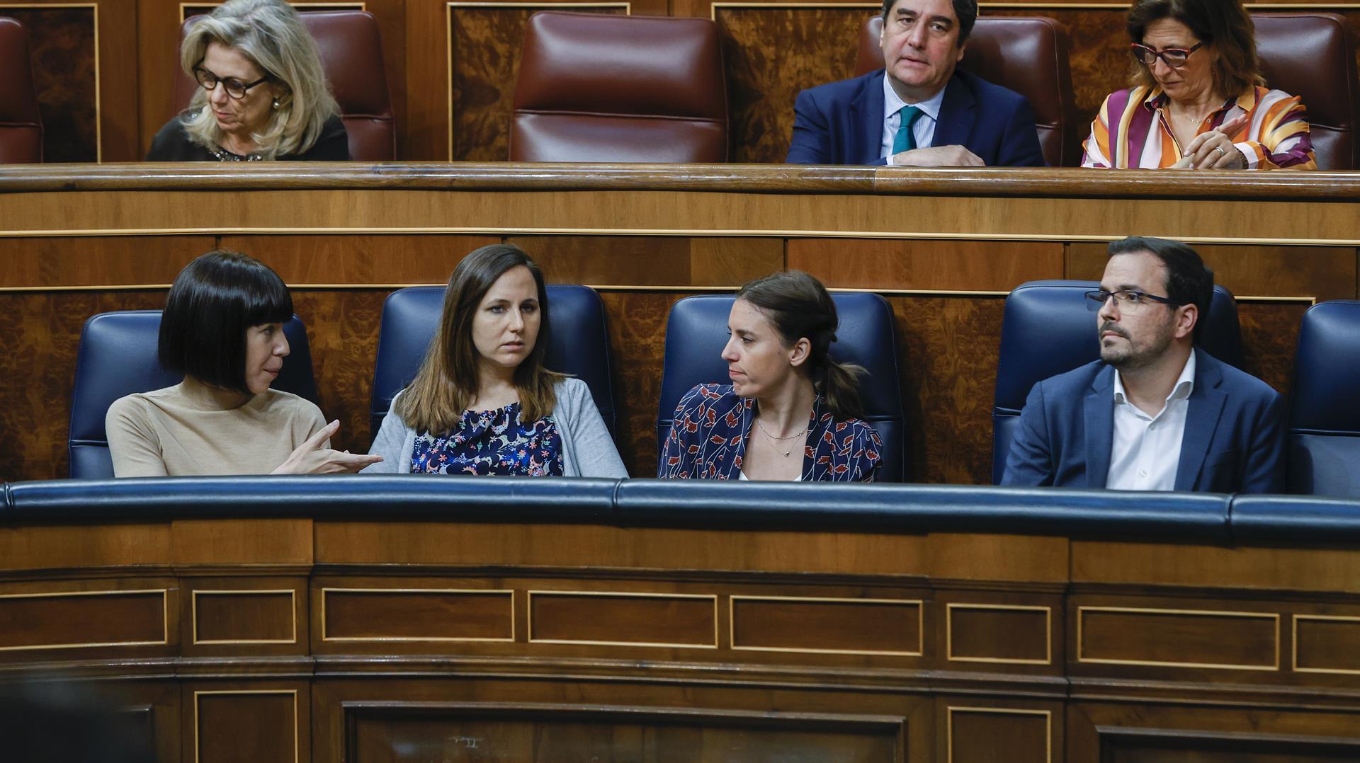 Las ministras de Igualdad, Irene Montero (d), de Ciencia e Innnovación, Diana Morant (i) y de Derechos Sociales y Agenda 2030, Ione Belarra (2i), conversa junto al ministro de Consumo, Alberto Garzón, durante el pleno celebrado este jueves en el Congreso. EFE/J.J. Guillén
