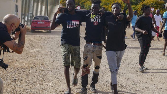 Tres inmigrantes se dirigen al Centro de Estancia Temporal de inmigrantes (CETI) tras entrar este viernes en Melilla. EFE/ Paqui Sánchez
