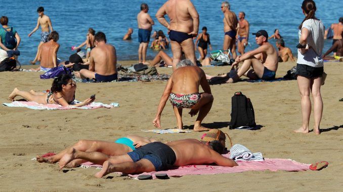 Imagen de archivo de un día de playa en Las Palmas de Gran Canaria. EFE/ Elvira Urquijo A.
