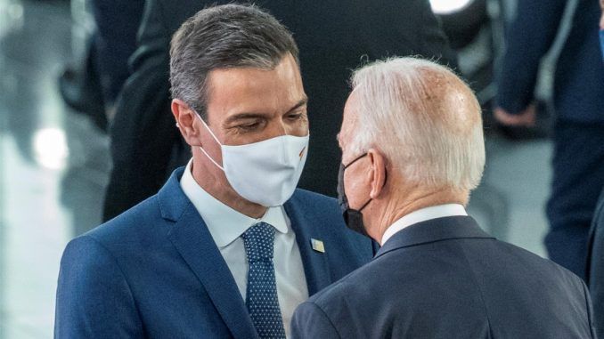 El presidente del Gobierno, Pedro Sánchez (i) conversa con el mandatario de Estados Unidos, Joe Biden (d), antes de la cumbre de líderes de la OTANde Bruselas, el 17 de junio de 2021. EFE/ Horst Wagner /POOL
