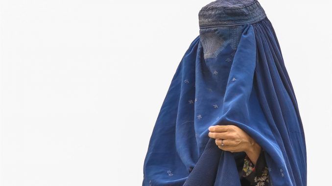 Imagen de archivo de una mujer con burka en Kabul. EFE/EPA/HEDAYATULLAH AMID
