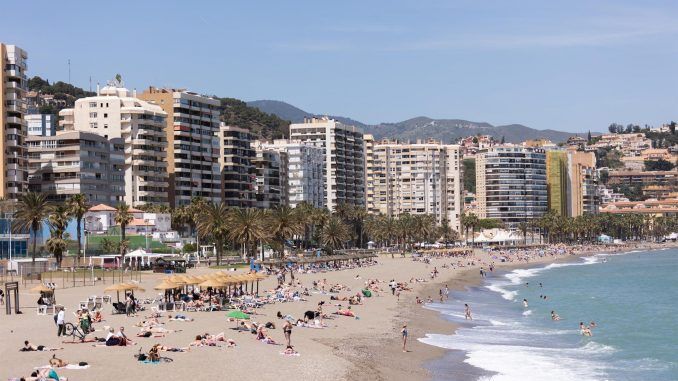 Playa de Málaga. EFE/Carlos Díaz/ARCHIVO
