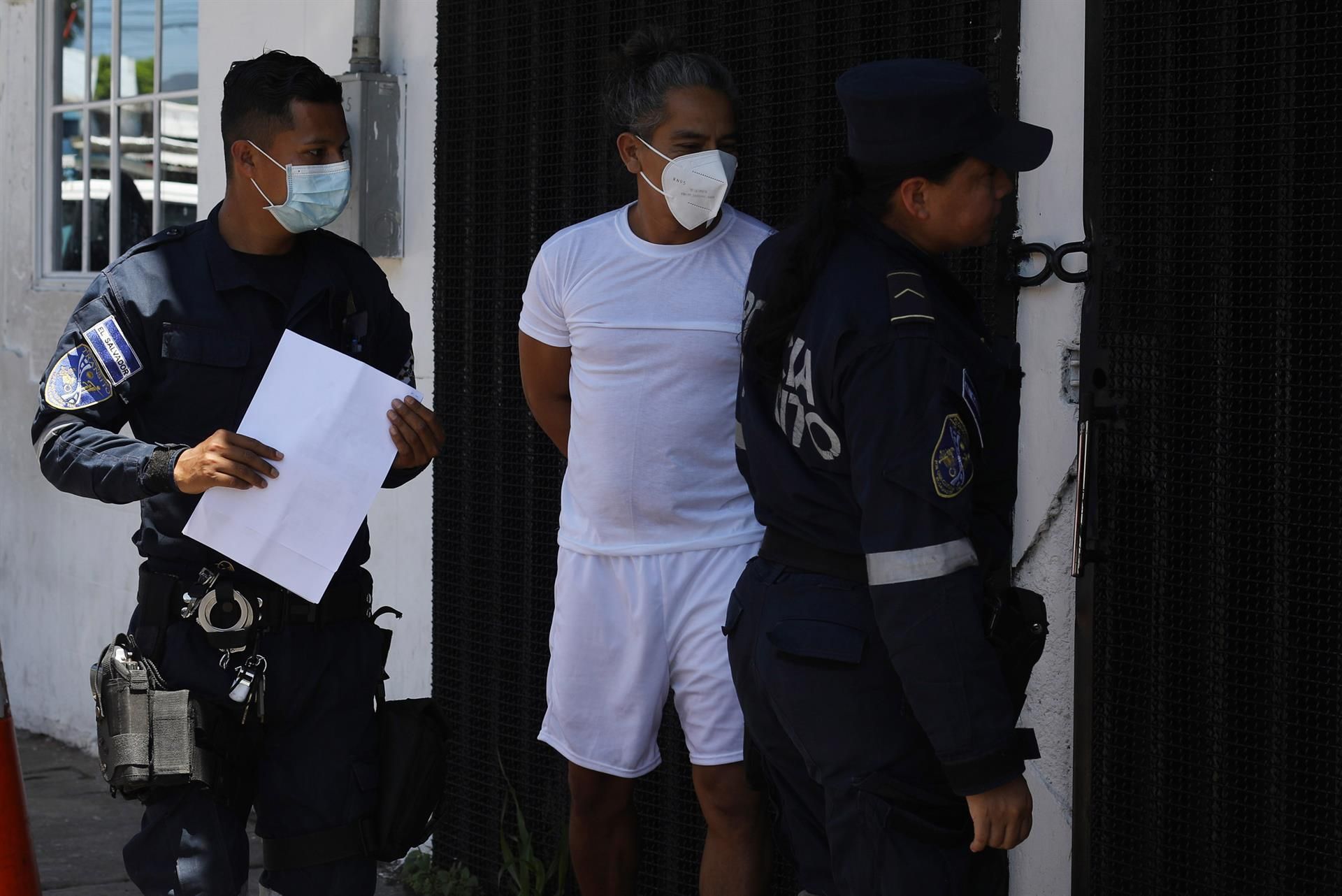 Agentes de la policía trasladan a personas detenidas durante el régimen de excepción, el 23 de junio de 2022, en San Salvador (El Salvador). EFE/ Rodrigo Sura
