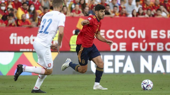 El delantero de la selección española Marco Asensio juega un balón ante Tomas Soucek, de la República Checa. EFE/Daniel Pérez
