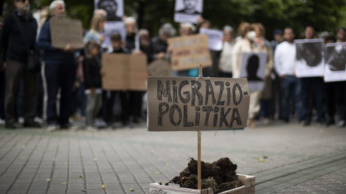 Foto reciente de una concentración en Pamplona, España, por la muerte de al menos 23 emigrantes subsaharianos durante un salto a la valla de Melilla. EFE/Villar López
