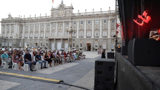 Imagen de archivo de la actuación en 2021 de la cantante portuguesa Maria do Carmo de Carvalho ""Carminho"" en la Plaza de la Armeria del Palacio Real incluido en el festival Jazz. EFE/Kiko Huesca.
