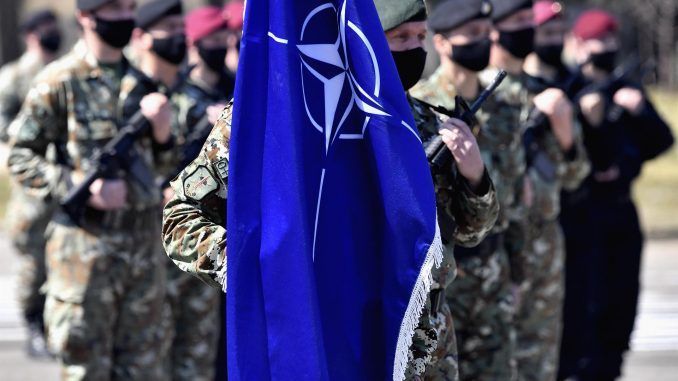 Imagen de archivo de una bandera de la OTAN en unos ejercicios militares. EFE/EPA/GEORGI LICOVSKI
