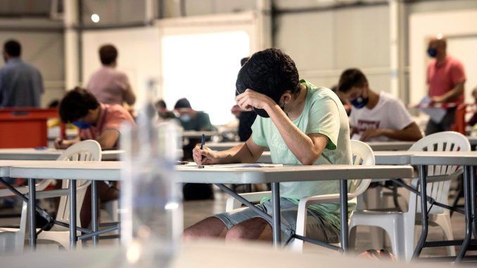 Un examen en un instituto, en una fotografía de archivo. EFE
