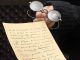 Imagen de una de las cartas escritas por el compositor Manuel de Falla junto a sus peculiares gafas en la casa museo del músico en Granada. EFE/Archivo