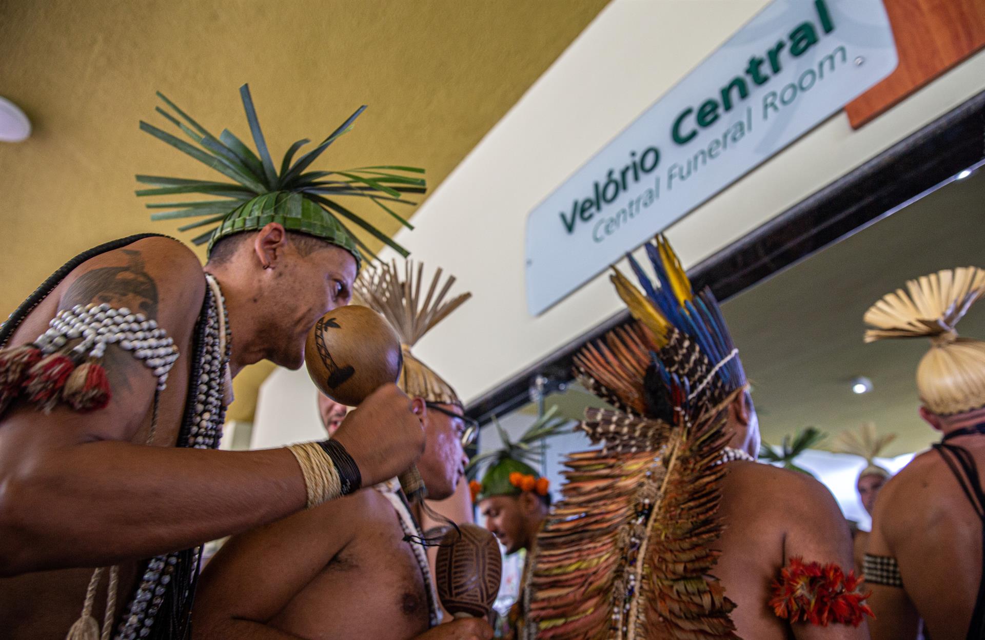 Indígenas y activistas participan en el funeral del indigenista Bruno Araújo Pereira hoy, en Recife (Brasil). Araújo Pereira fue asesinado junto al periodista británico Dom Phillips en una inhóspita zona de la Amazonía. EFE/ Carlos Ezequiel Vannoni
