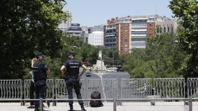 Circulación en el Paseo de la Castellana de Madrid este martes. EFE/Javier Lizón
