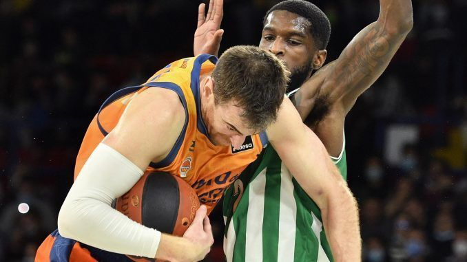 El estadounidense del Coosur Betis BJ Johnson (d) disputa un balón al alero del Valencia Basket Víctor Claver. EFE/Raúl Caro/ARCHIVO
