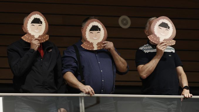 Víctimas de abusos se colocan unas mascaras durante la intervención del parlamentario de Navarra Suma Iñaki Iriarte, durante la celebración del pleno de este jueves que debate la proposición de Ley Foral de reconocimiento de las víctimas de abusos sexuales cometidos en el seno de la Iglesia. EFE/ Jesús Diges
