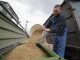 Imagen de archivo de un granjero descargando avena cerca de Kiev. EFE/EPA/SERGEY DOLZHENKO