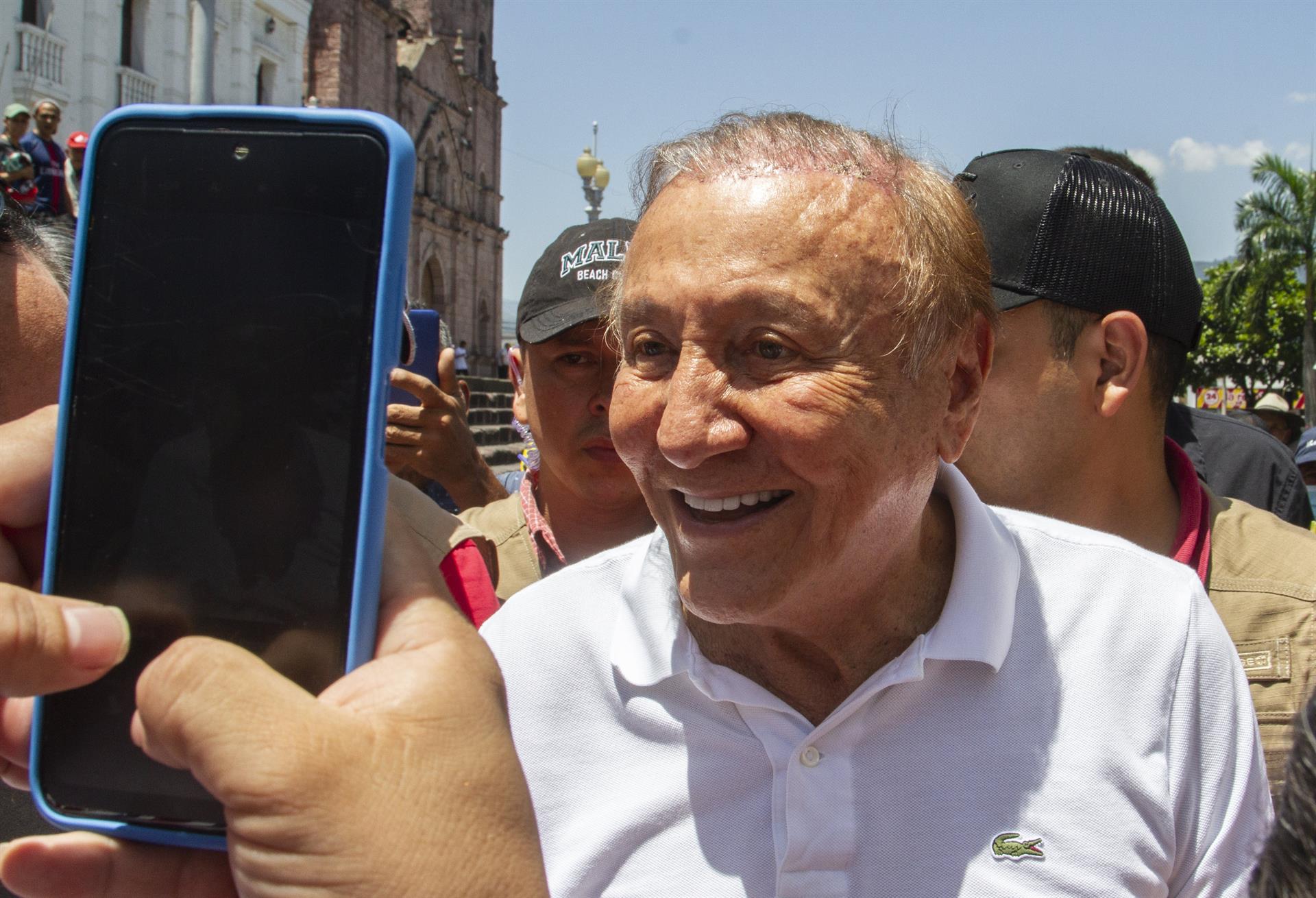 Fotografía de archivo fechada el 22 de mayo de 2022 que muestra al candidato presidencial Rodolfo Hernández, mientras es grabado con un teléfono móvil durante su visita a Piedecuesta (Colombia). EFE/ Marco Valencia
