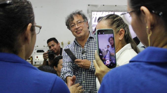 Fotografía de archivo fechada el 10 de junio de 2022 que muestra al candidato a la presidencia de Colombia de la coalición izquierdista Pacto Histórico, Gustavo Petro (c), mientras es grabado con un teléfono móvil durante su visita a una fábrica de confecciones en Cúcuta (Colombia). EFE/ Mario Caicedo
