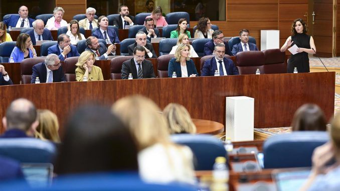 La presidenta de la Comunidad de Madrid, Isabel Díaz Ayuso (d) comparece en la sesión de control del pleno de la Asamblea celebrada este miércoles en Madrid. EFE/ Víctor Lerena
