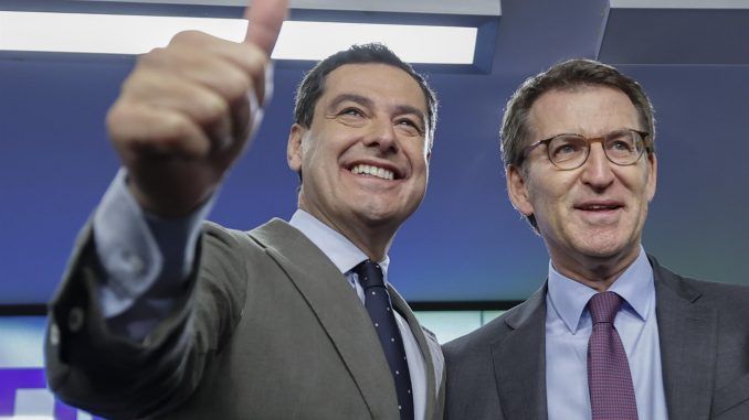 El presidente del Partido Porpular, Alberto Núñez Feijóo (d) posa con el presidente de Andalucía, Juanma Moreno (i). EFE/ Emilio Naranjo
