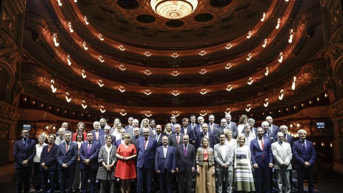 El ministro de Cultura, Miquel Iceta (c), la consellera de Cultura de la Generalitat, Natalia Garriga, (7i), el presidente del Gran Teatre del Liceu, Salvador Alemany (8i) y el presidente del Teatro Real, Gregorio Marañon (7d) posan junto a los patronos, este lunes con motivo de un encuentro entre los patronatos del Teatre del Liceu y el Teatro Real celebrado en Barcelona, para buscar sinergias entre las dos instituciones y debatir sobre el futuro del sector operístico y cultural.EFE/Quique García
