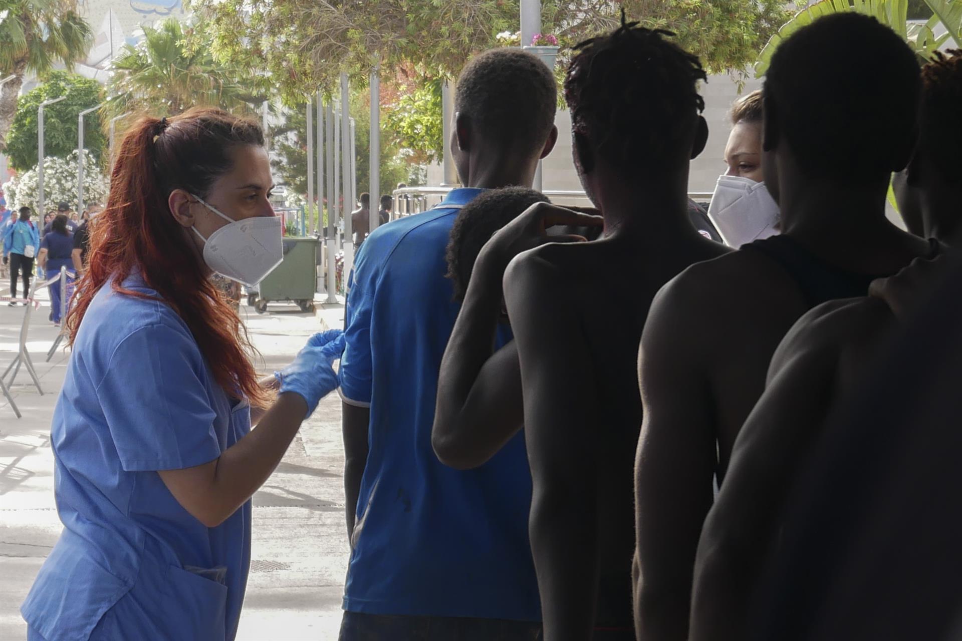 Dos sanitarias españolas atienden a decenas de inmigrantes han entrado este viernes en Melilla. EFE/ Paqui Sánchez
