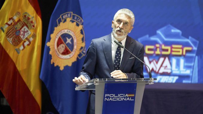 El ministro del Interior, Grande-Marlaska, durante la clausura de la II edición de C1b3rWall, un congreso que ha reunido a más de 5.000 personas en la Escuela Nacional de Policía de Ávila con el objetivo de generar las mejores acciones formativas en ciberseguridad. EFE/Raúl Sanchidrián
