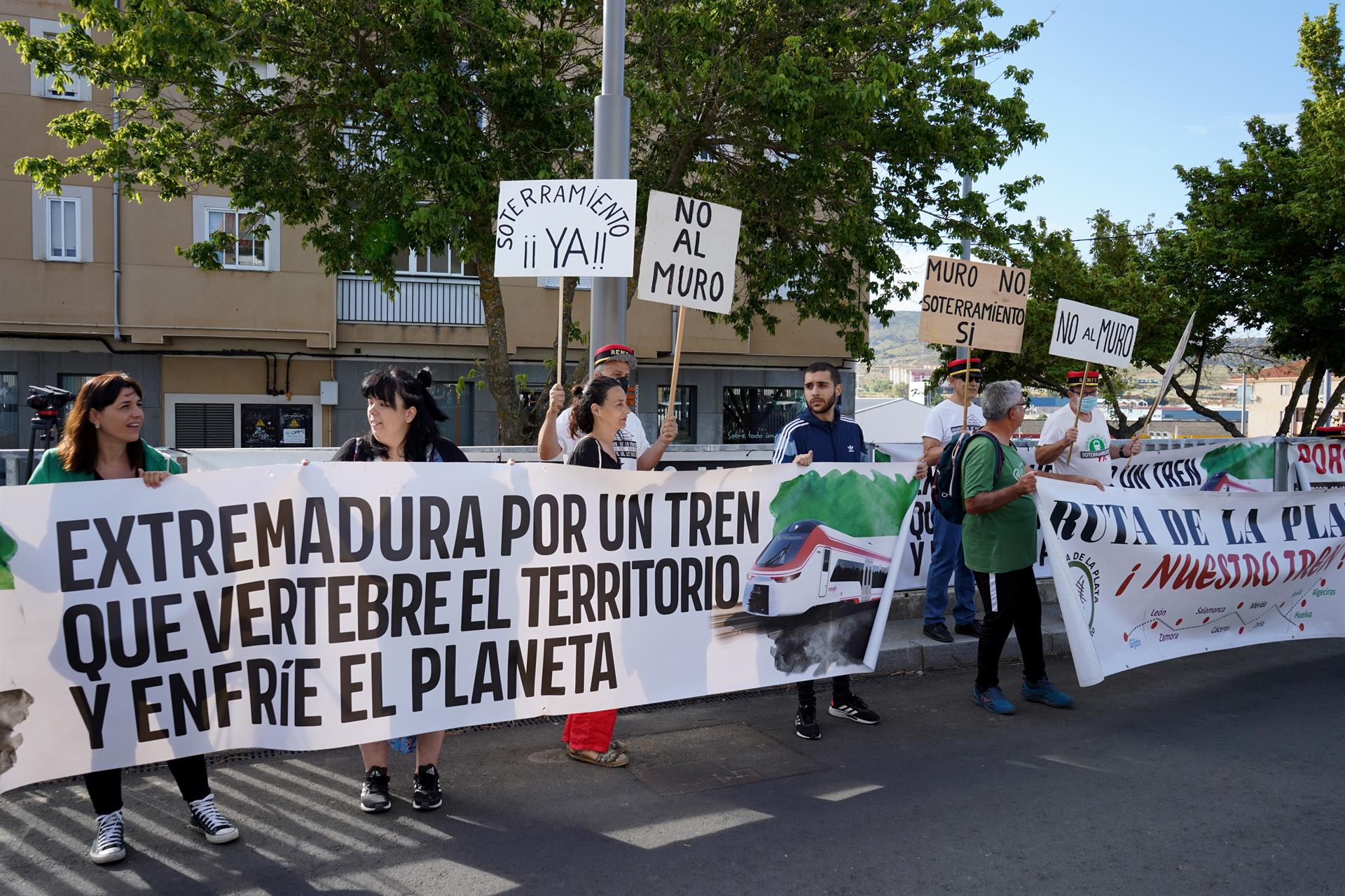 Miembros de la plataforma ciudadana Milana Bonita se manifiesta por un tren digno para Extremadura, así como la reapertura del corredor ferroviario Ruta de la Plata este jueves tras el viaje de pruebas del primer tren de Alta Velocidad en Extremadura desde Plasencia con dirección a Badajoz. EFE/Eduardo Palomo
