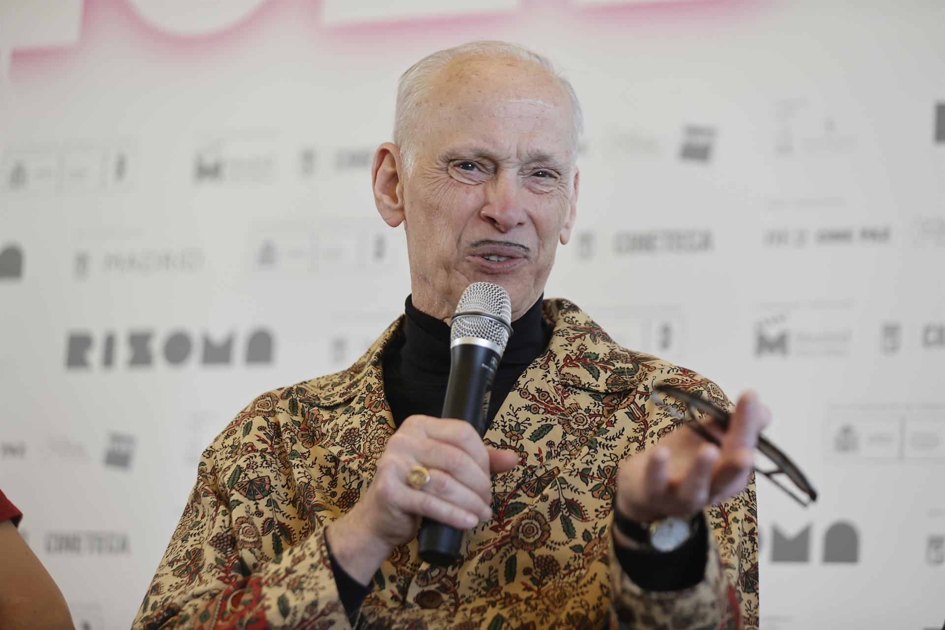 El cineasta estadounidense John Waters toma la palabra durante la presentación de Festival Rizoma 2022 en la Casa de la Panadería en Madrid, este martes. El Festival Internacional Rizoma de Cine & Cultura Entrelazada se celebra del 5 al 8 de junio. EFE/Emilio Naranjo
