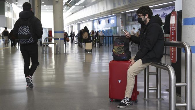 Un viajero aguarda la salida de su autobús en la Estación del Sur de autobuses en Madrid, en una fotografía de archivo. EFE/Kiko Huesca
